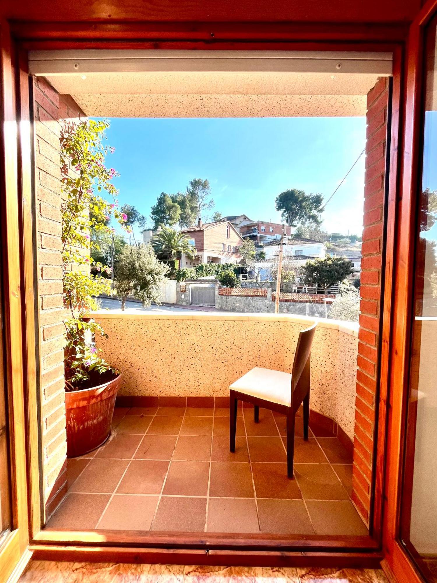 Amplio Apartamento, 5 Camas Sant Esteve Sesrovires Exterior photo
